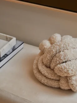 Cojín nudo de borreguillo Dotty