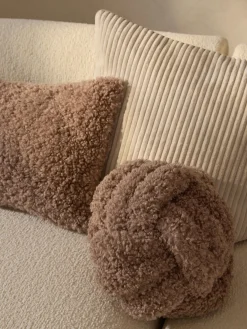 Cojín nudo de borreguillo Dotty