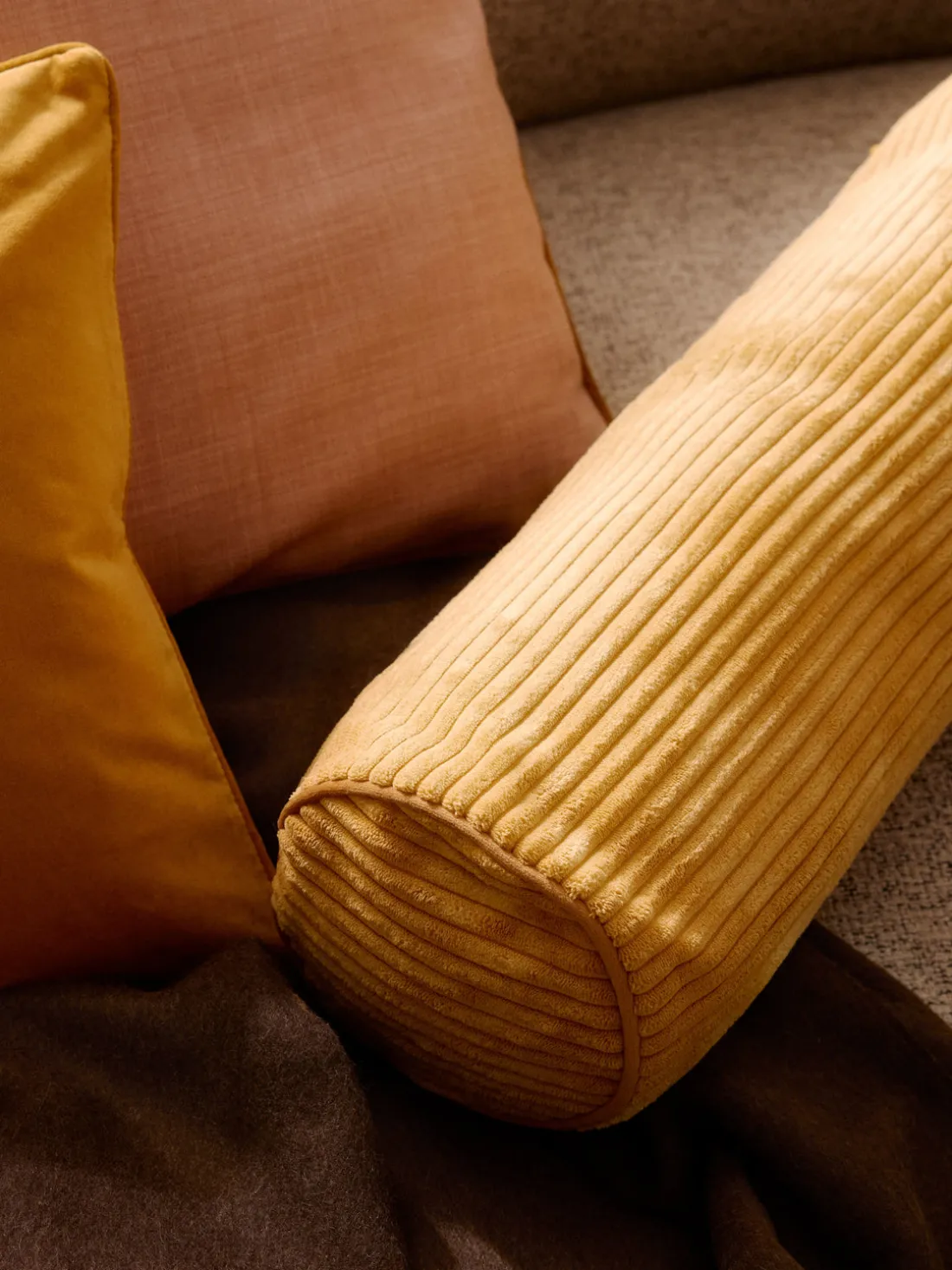 Cojín rulo de pana Kylen