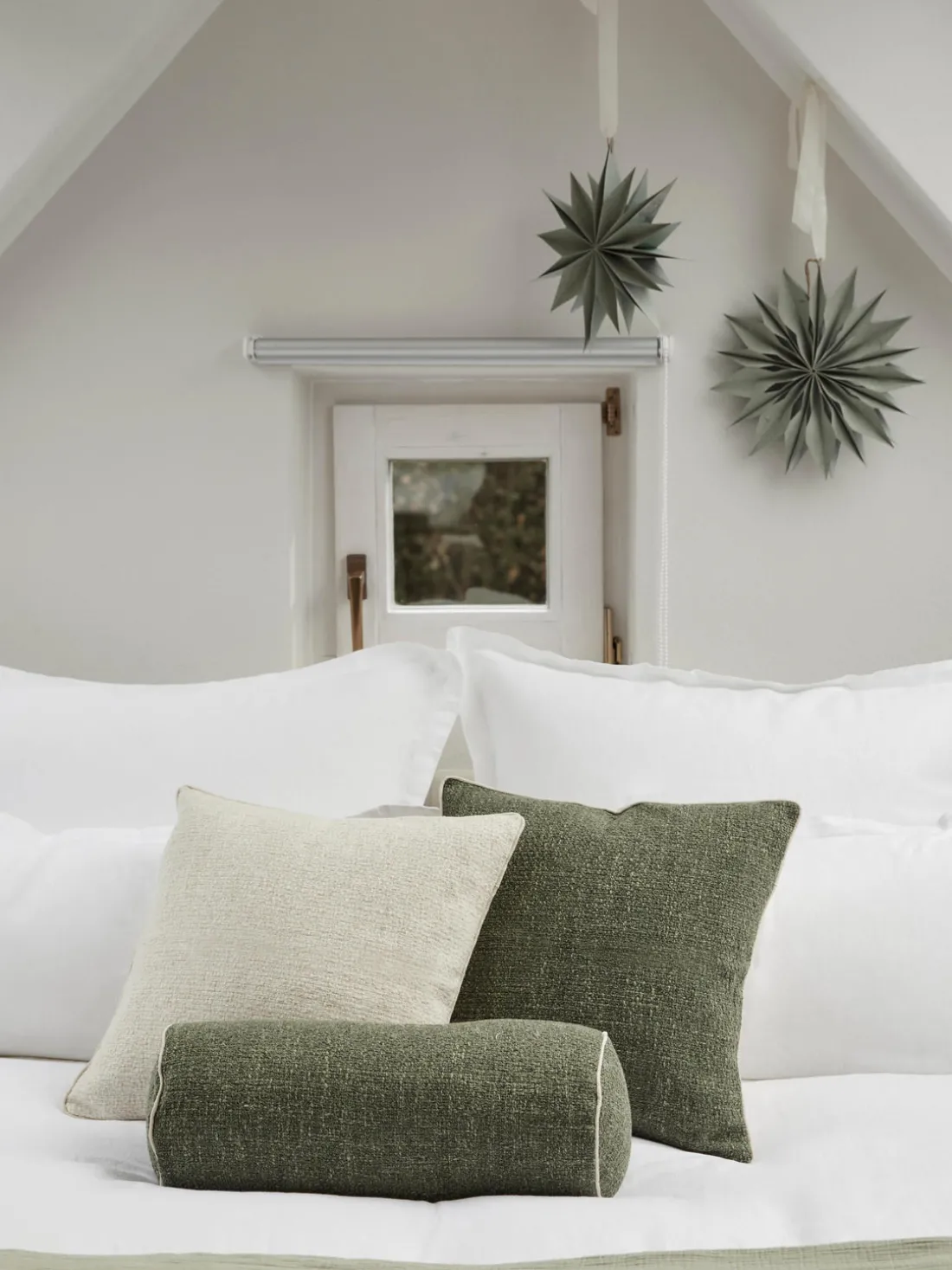 Cojín rulo en tejido bouclé con ribete Aya