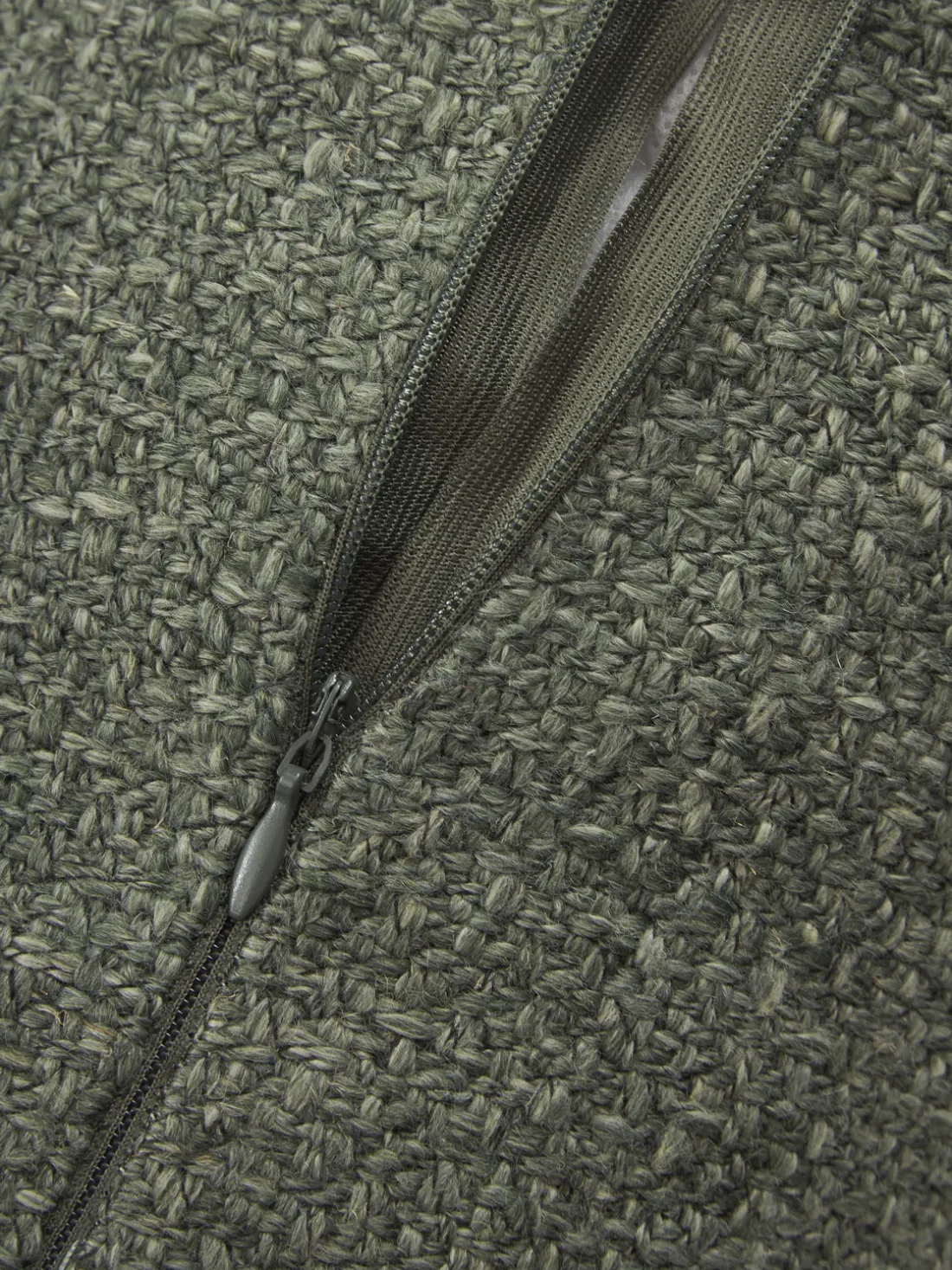 Cojín rulo en tejido bouclé con ribete Aya