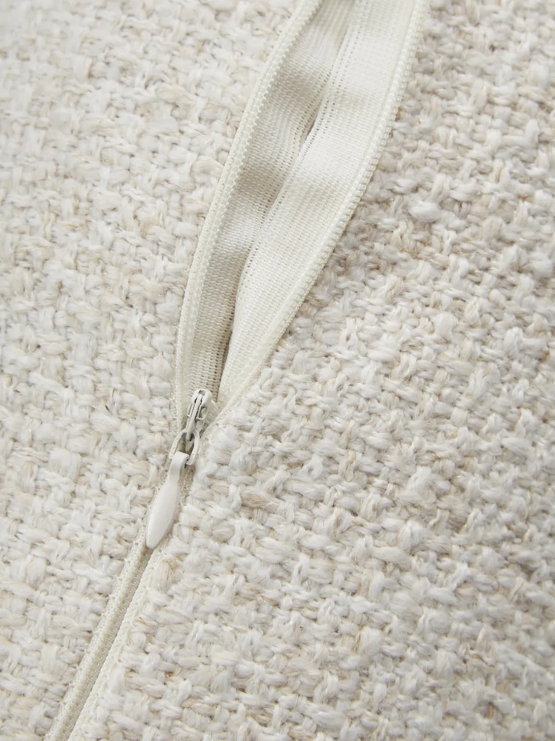 Cojín rulo en tejido bouclé con ribete Aya