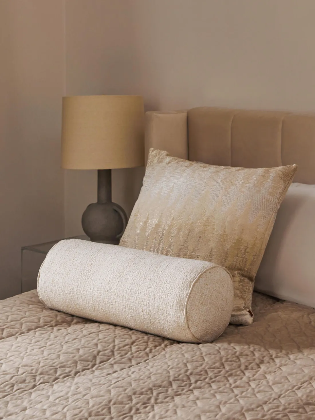 Cojín rulo en tejido bouclé con ribete Aya