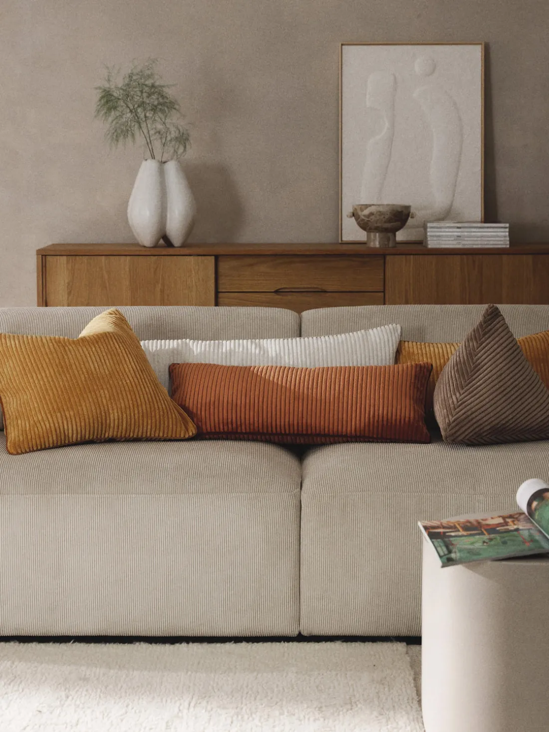 Cojín triangular de pana Kylen