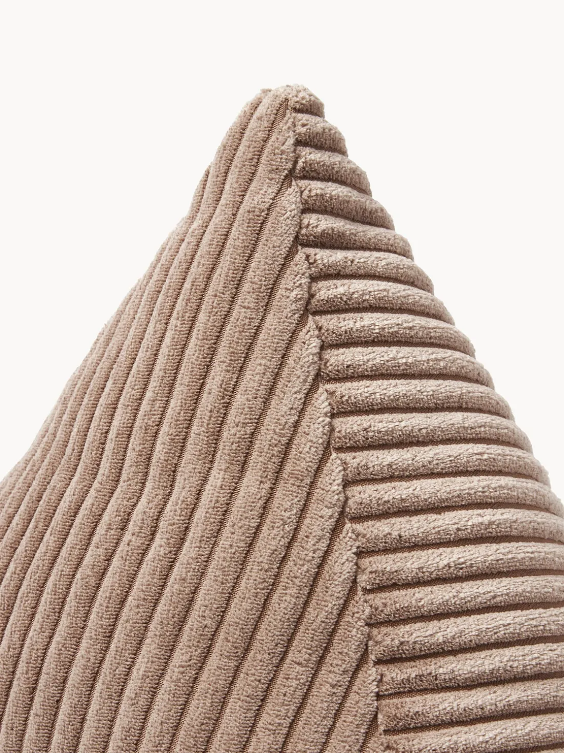 Cojín triangular de pana Kylen