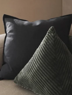 Cojín triangular de pana Kylen