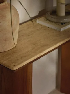 Consola de madera de roble con tablero de travertino Chandler