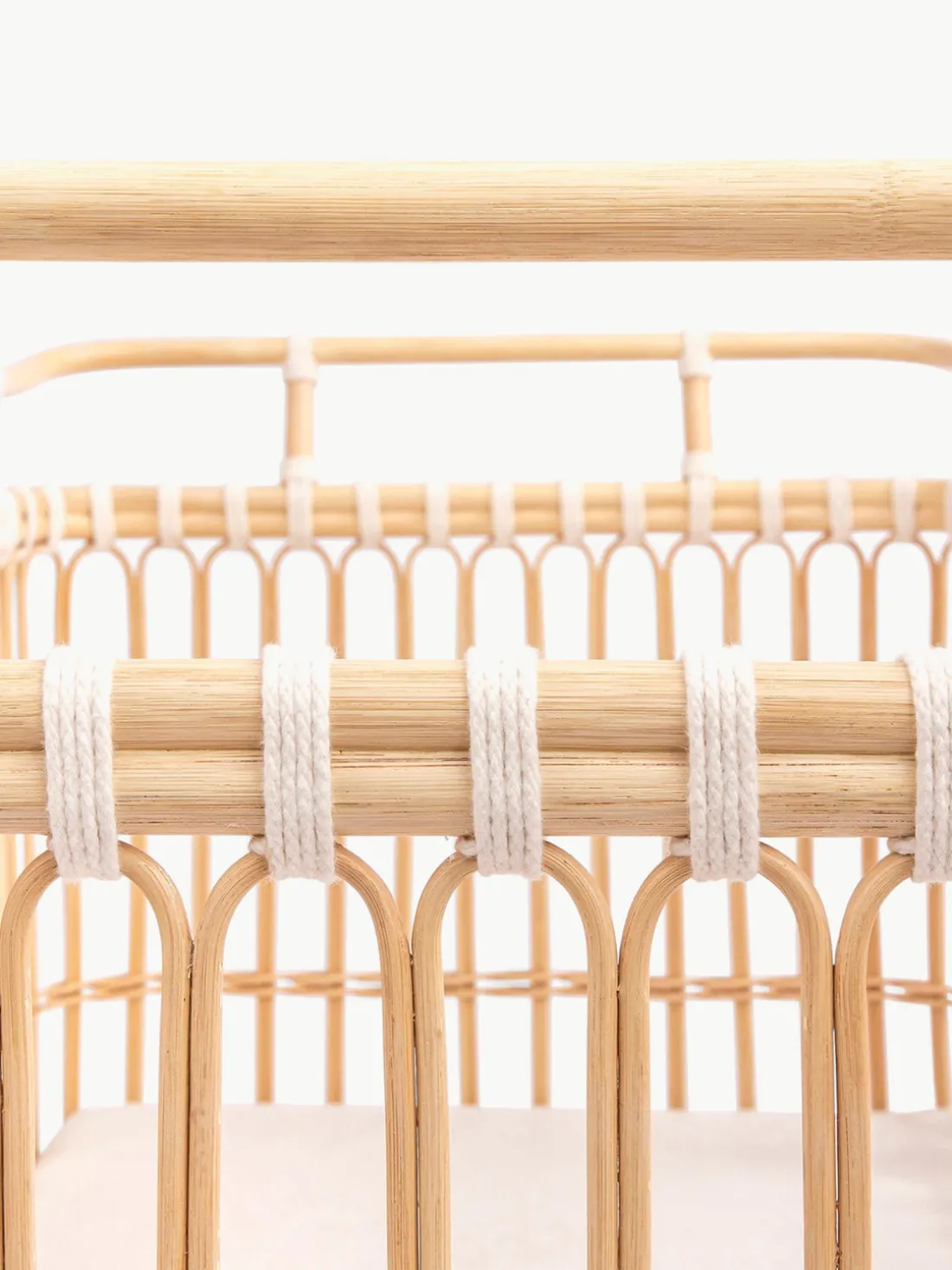 Cuna artesanal de ratán Paul