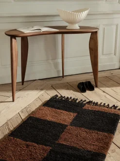 Escritorio de madera de nogal de forma orgánica Feve