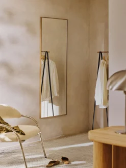 Espejo cuadrado de pie con marco de roble Avery