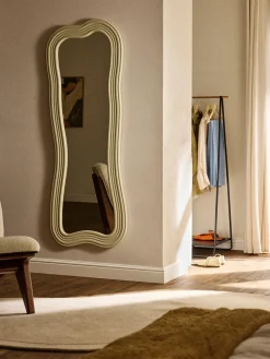 Espejo de cuerpo entero con marco ondulado Cosimo