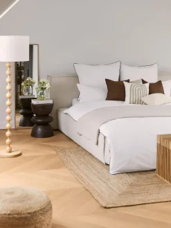 Espejo de pared con marco de madera de roble Avery