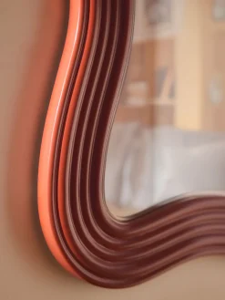 Espejo de pared con marco ondulado Cosimo