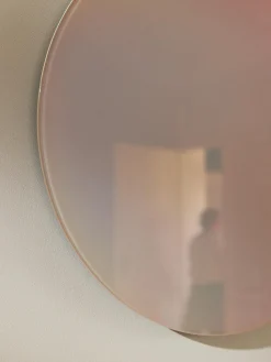 Espejo de pared de diseño iridiscente Ruby