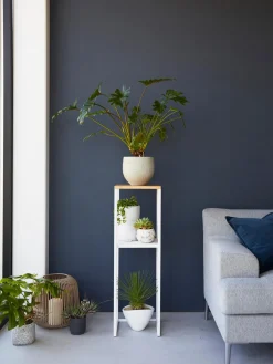 Estantería estrecha de metal y bambú Tower