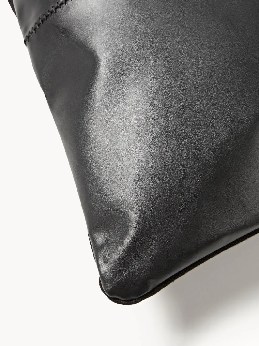 Funda de almohada artesanal de cuero Raven