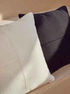 Funda de cojín artesanal con costura decorativa Terre