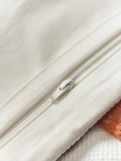 Funda de cojín artesanal con relieves Malu