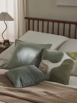 Funda de cojín artesanal con relieves Coraline