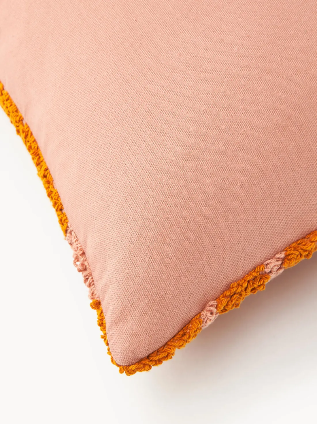 Funda de cojín artesanal con mechones en bucle Soma