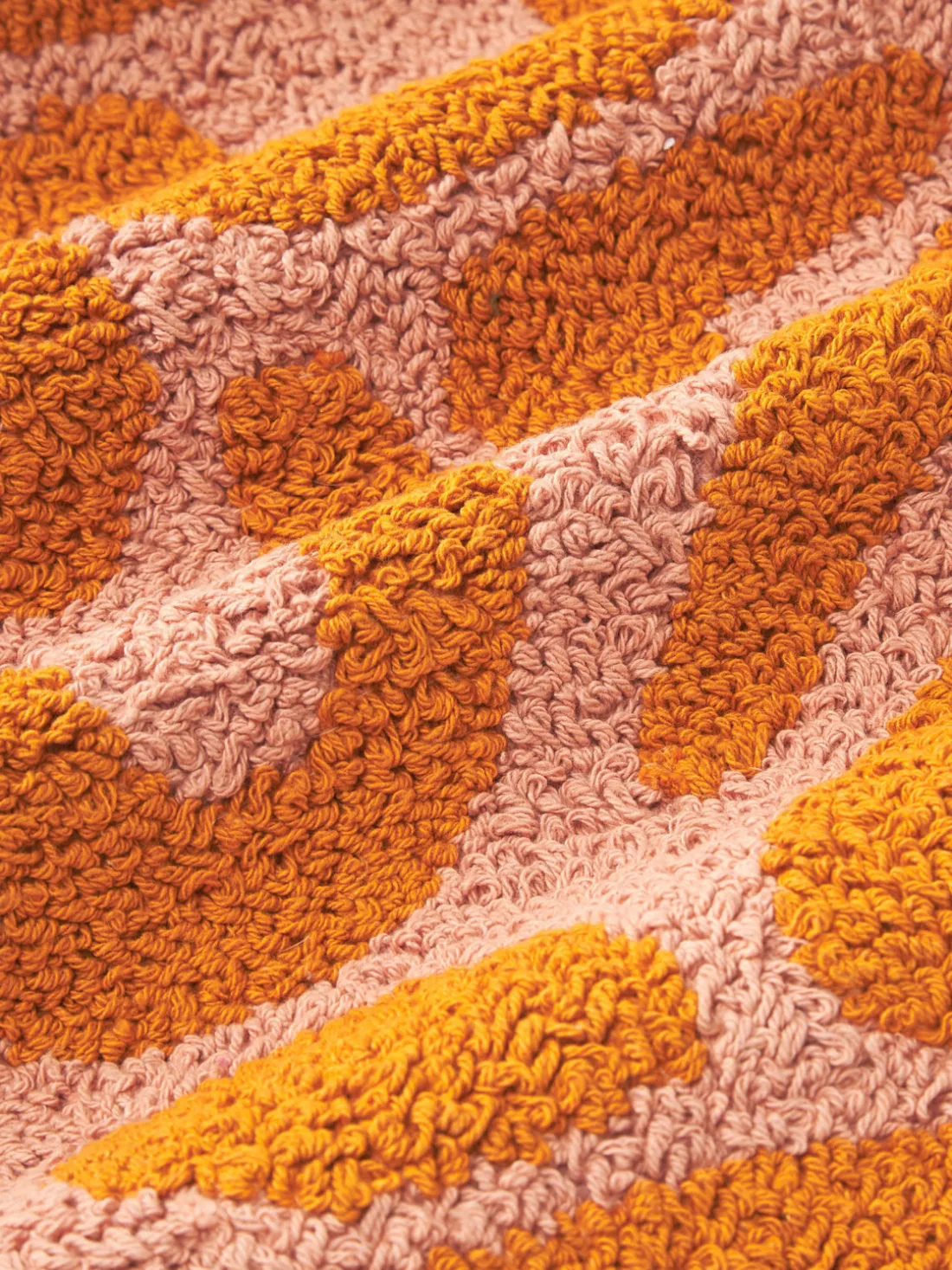 Funda de cojín artesanal con mechones en bucle Soma