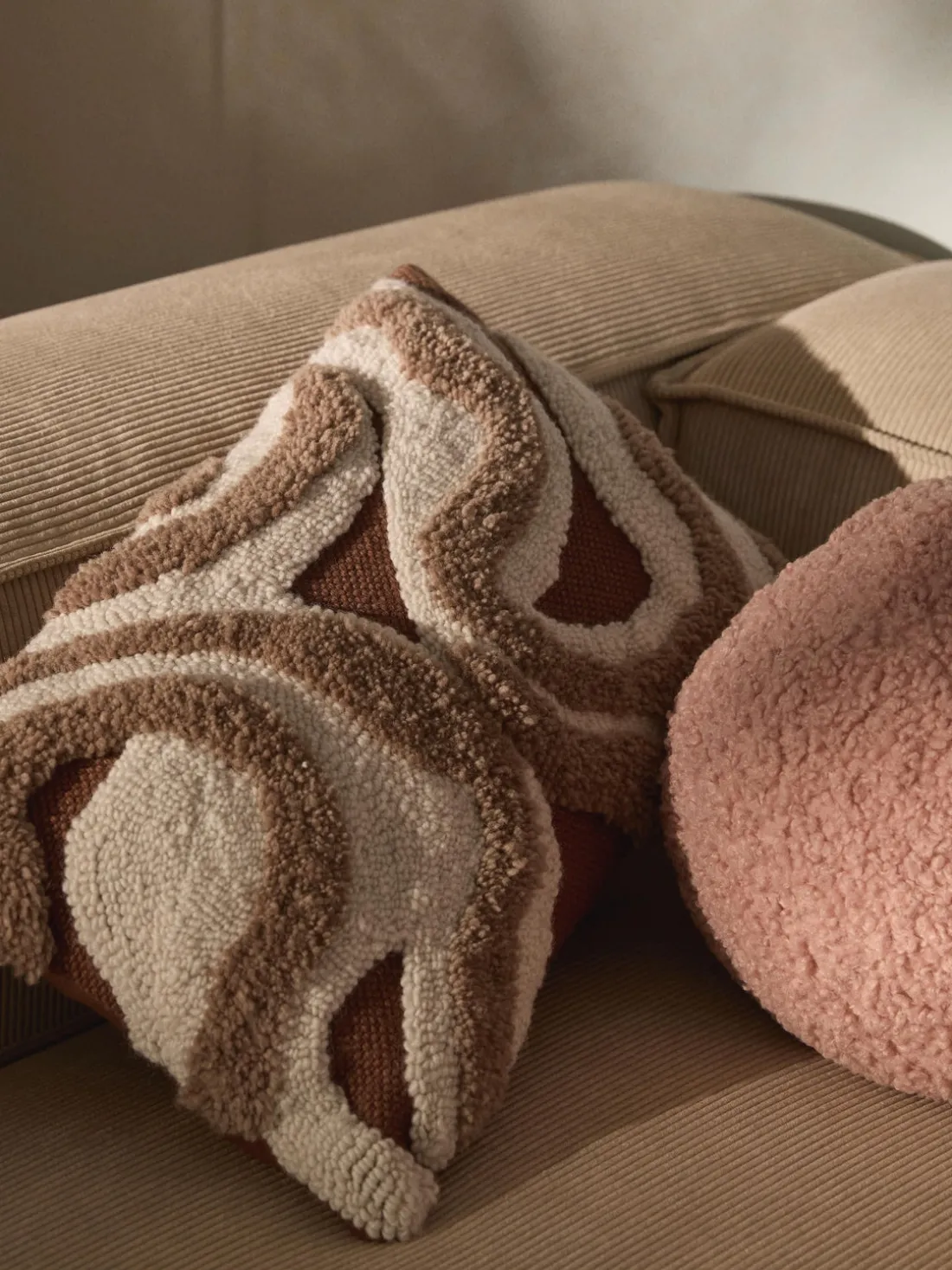 Funda de cojín artesanal con tejido capitoné Jiri