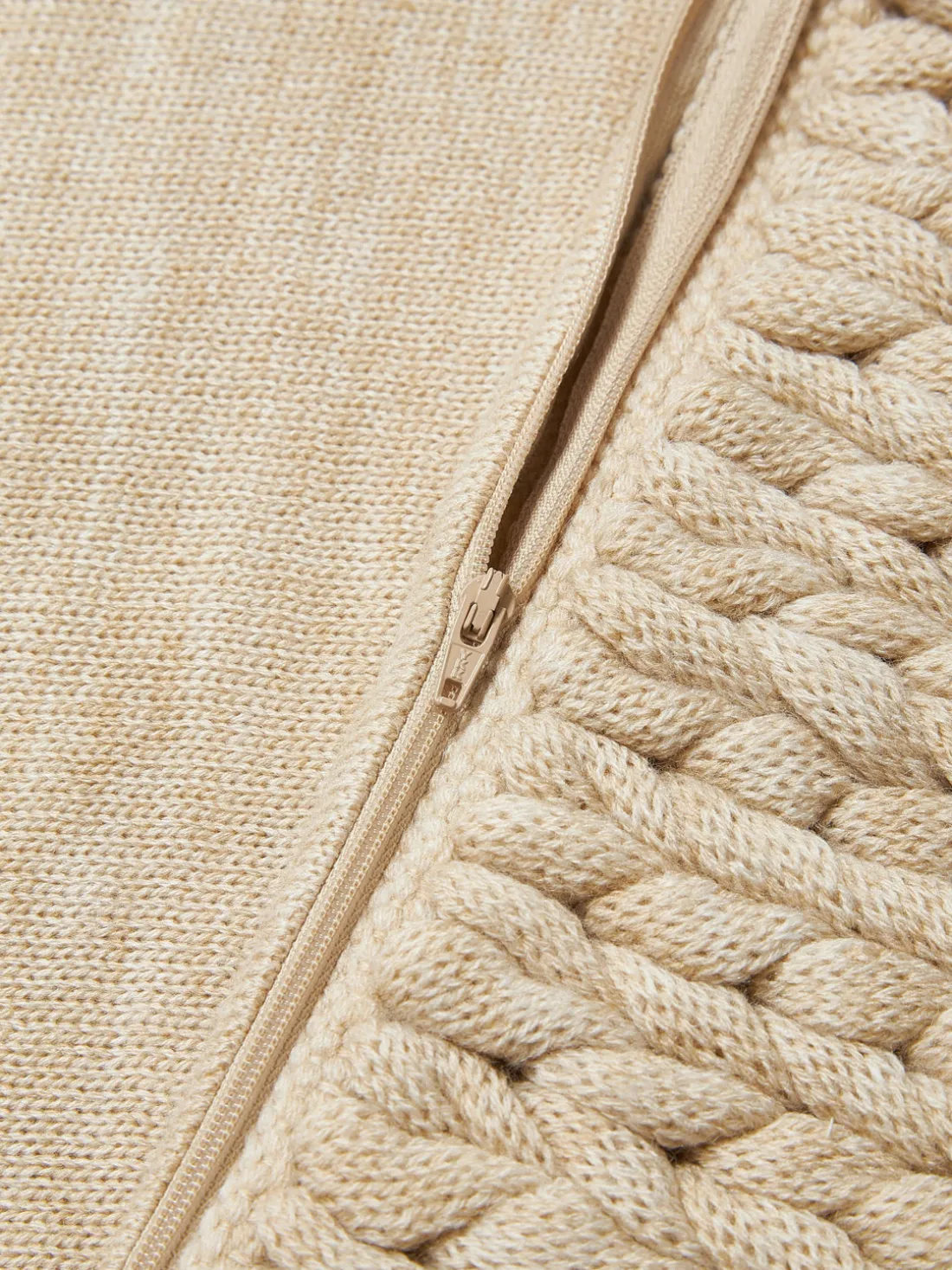 Funda de cojín artesanal de punto grueso Adyna