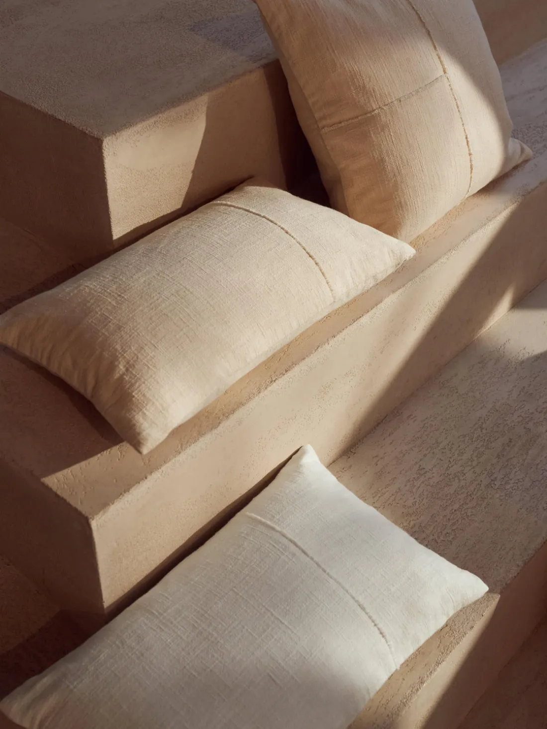 Funda de cojín artesanal de algodón con costuras decorativas Terre