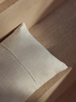 Funda de cojín artesanal de algodón con costuras decorativas Terre