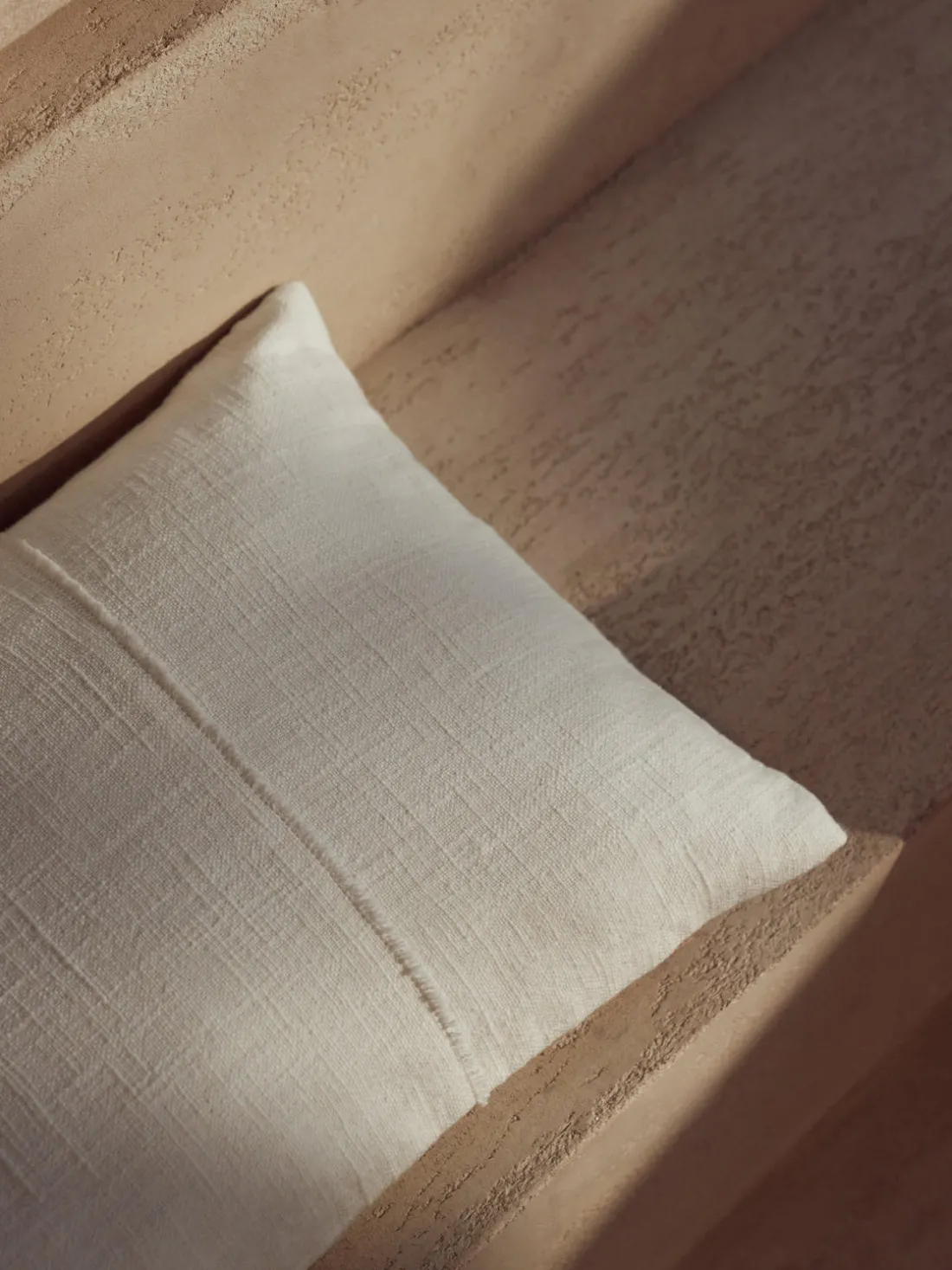 Funda de cojín artesanal de algodón con costuras decorativas Terre