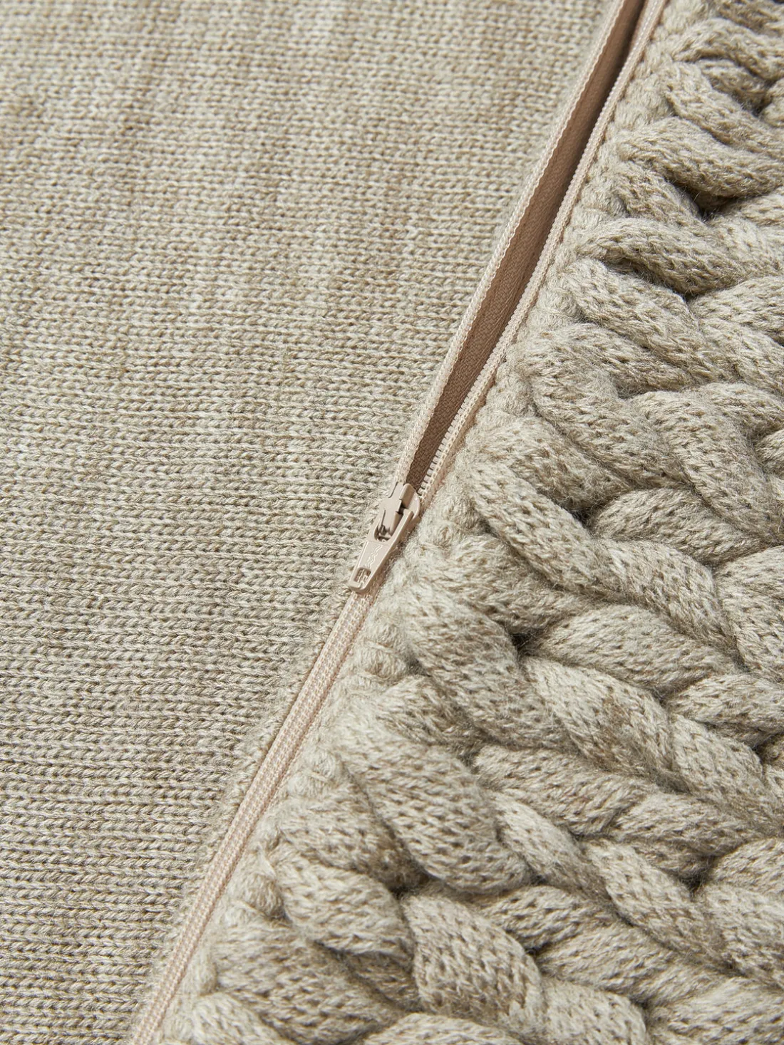 Funda de cojín artesanal de punto grueso Adyna