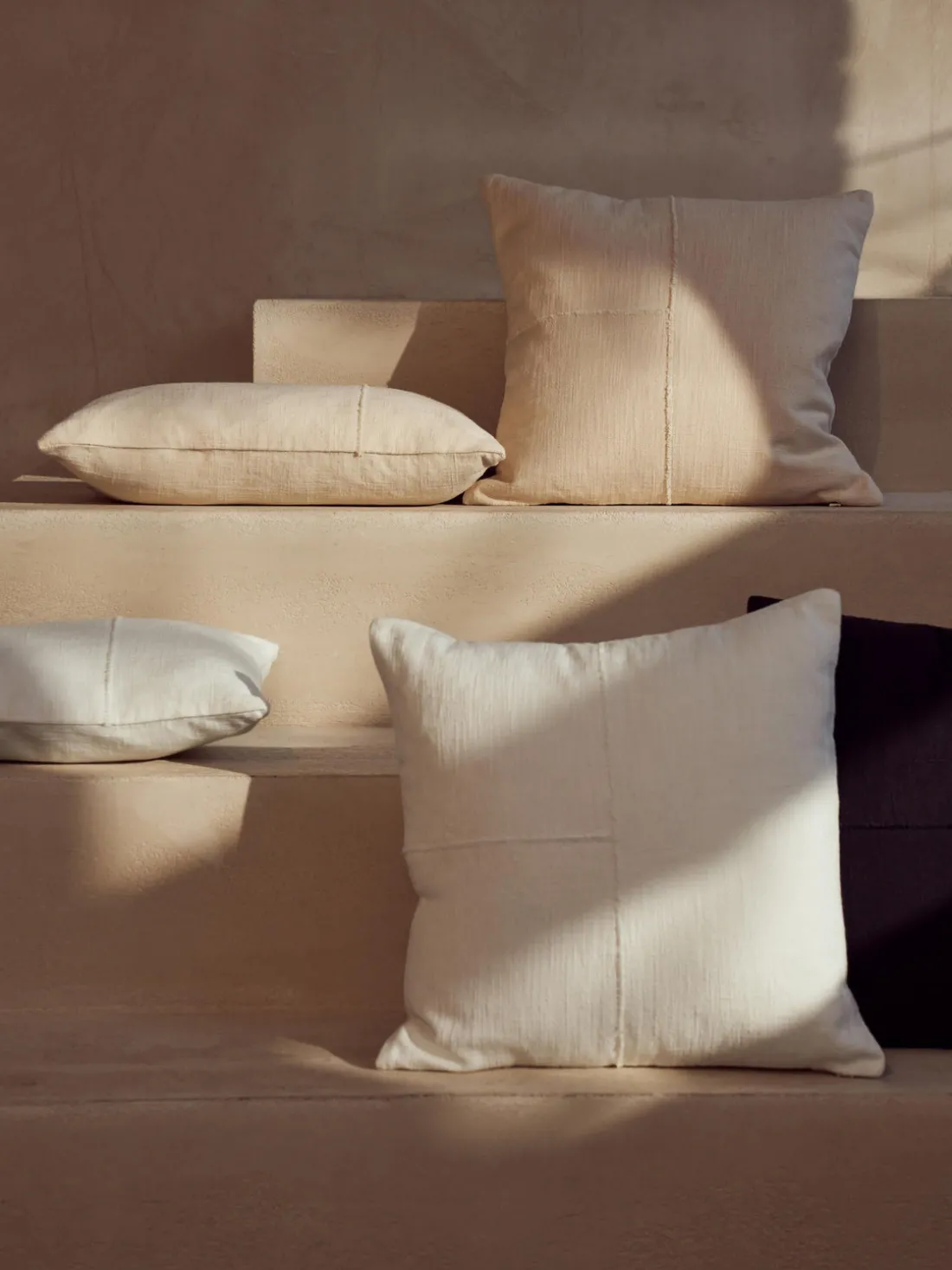 Funda de cojín artesanal de algodón con costuras decorativas Terre