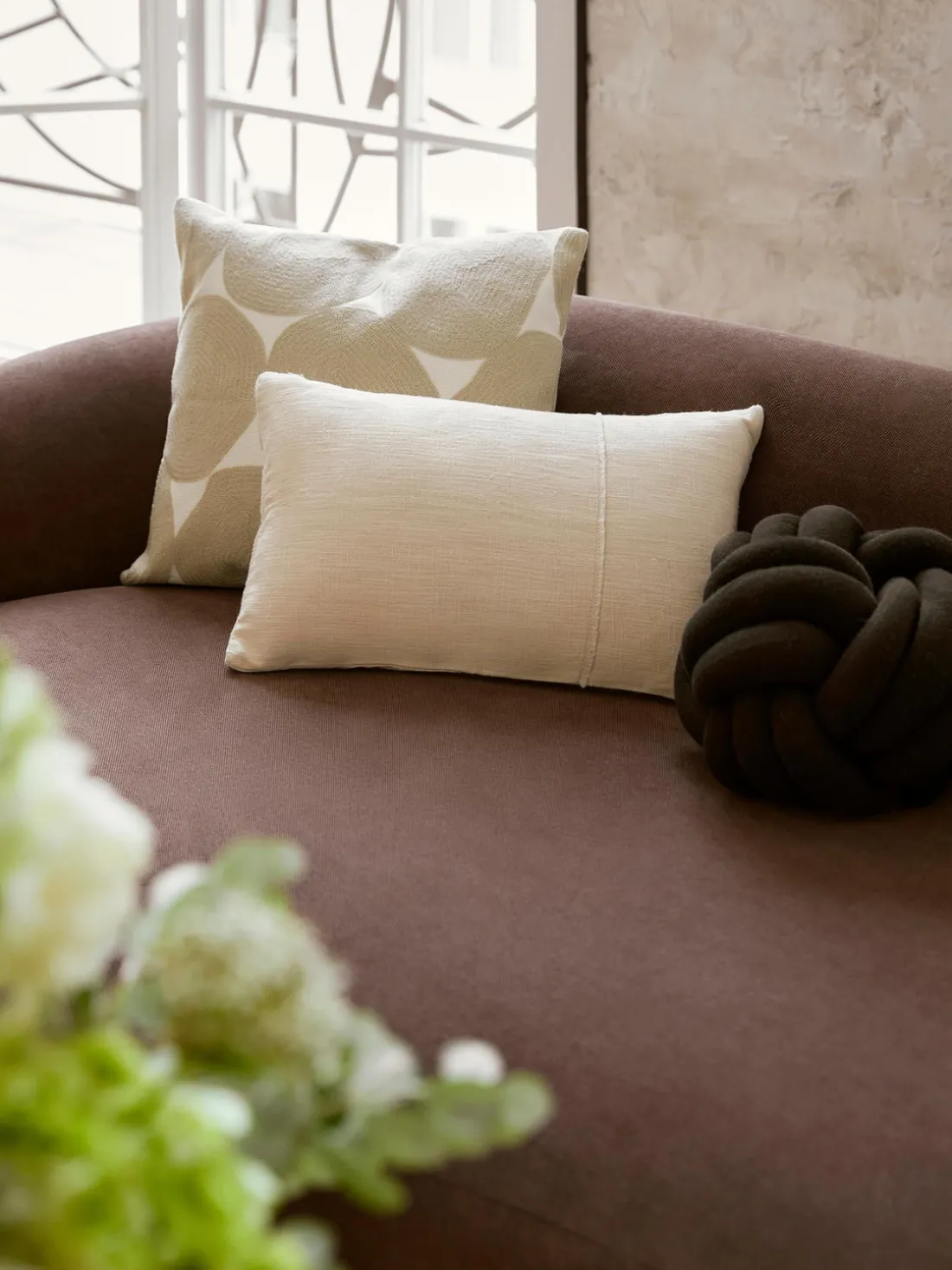 Funda de cojín artesanal de algodón con costuras decorativas Terre