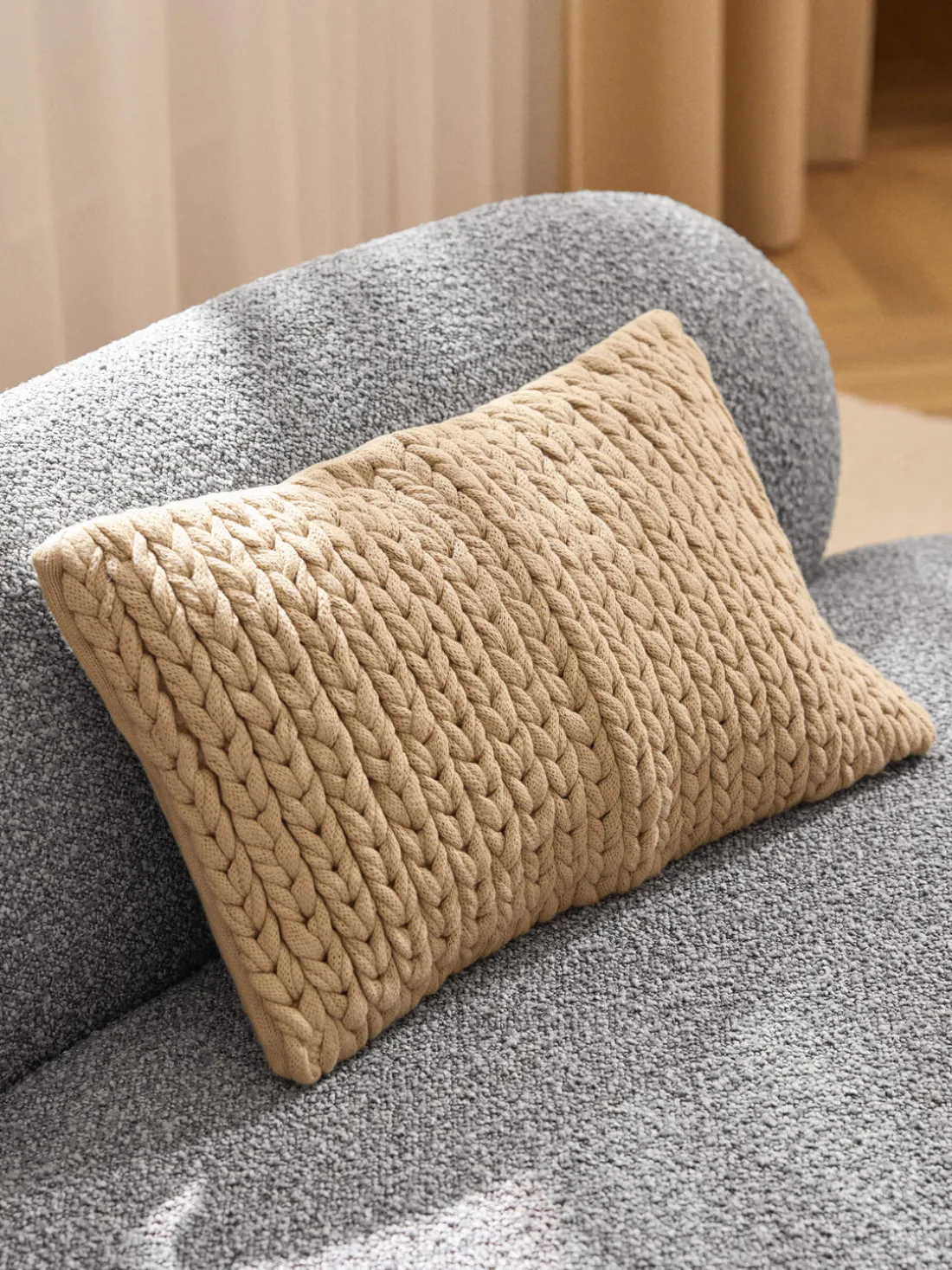 Funda de cojín artesanal de punto grueso Adyna