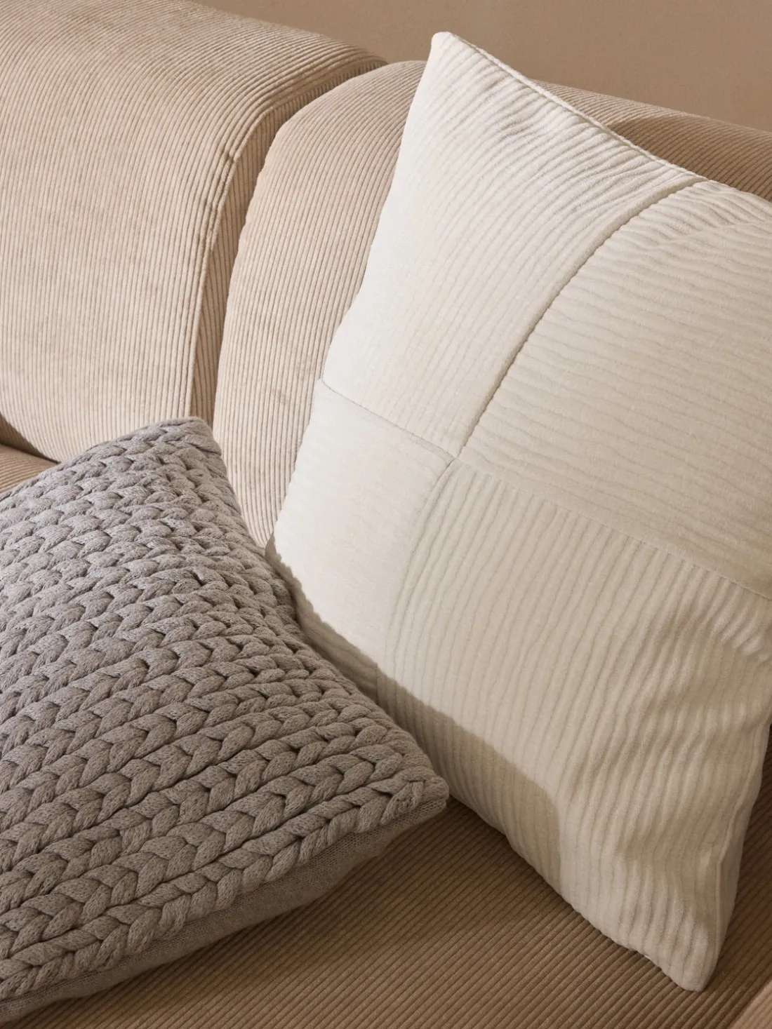 Funda de cojín artesanal de punto grueso Adyna