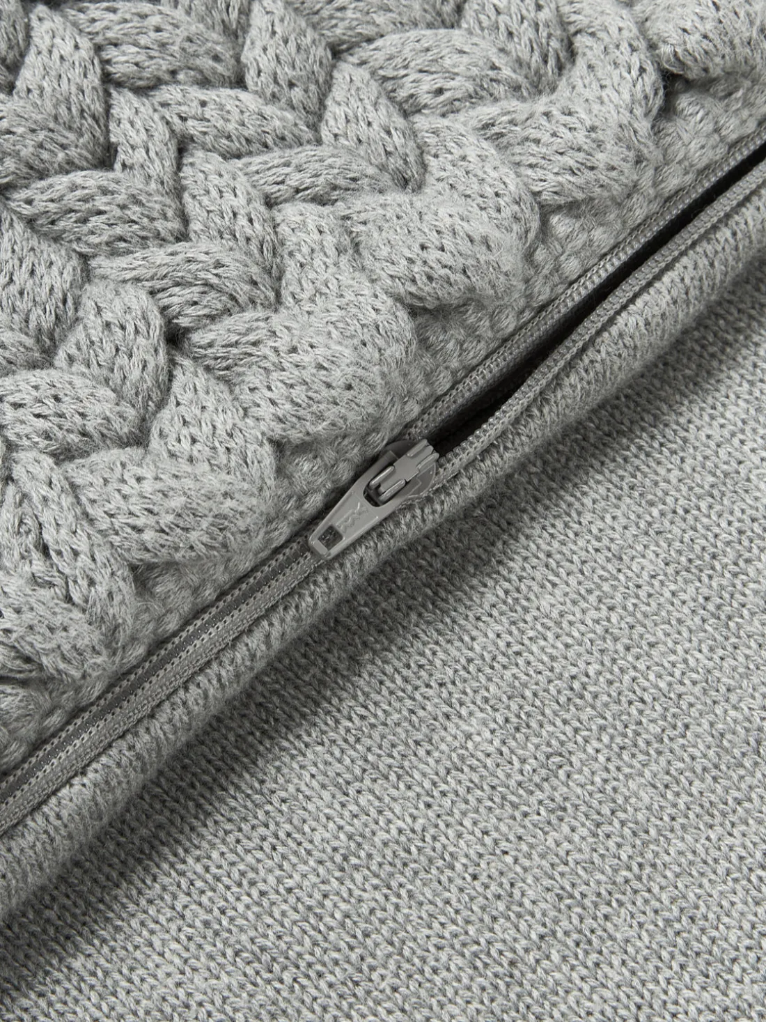 Funda de cojín artesanal de punto grueso Adyna