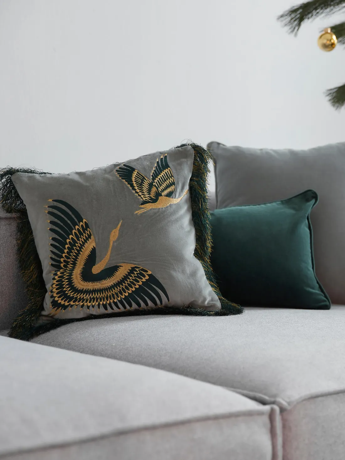 Funda de cojín bordada de terciopelo con flecos Onyx