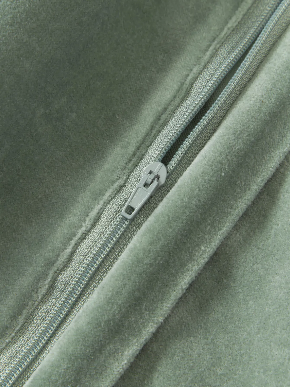 Funda de cojín bordada de terciopelo con flecos Onyx