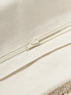 Funda de cojín con adornos empenachados Yara