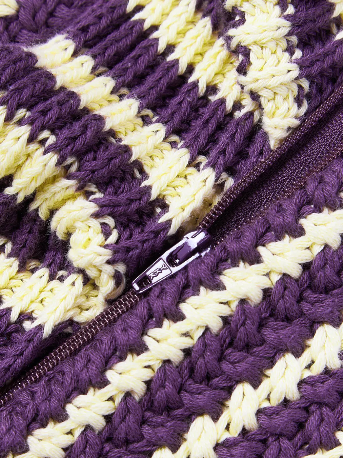 Funda de cojín de punto a rayas con volantes Blaise