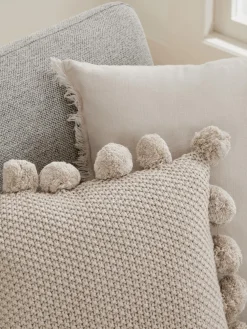 Funda de cojín de punto con pompones Molly