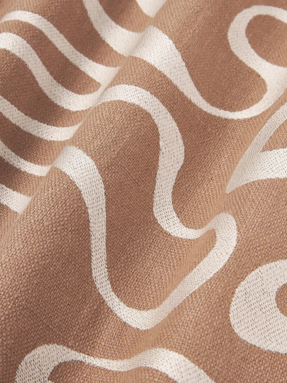 Funda de cojín para exterior con estampado de ondas bordadas Shanti