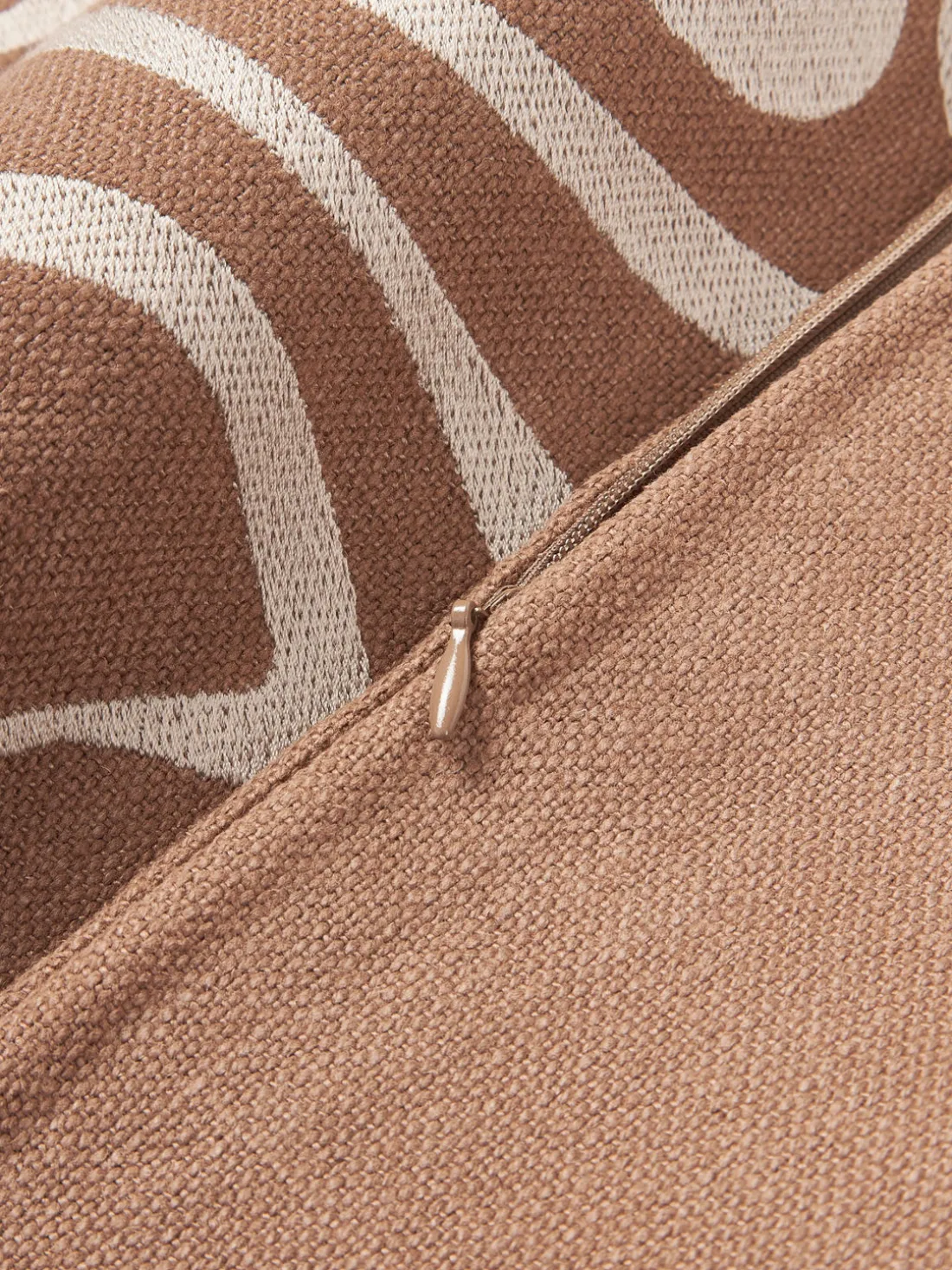 Funda de cojín para exterior con estampado de ondas bordadas Shanti