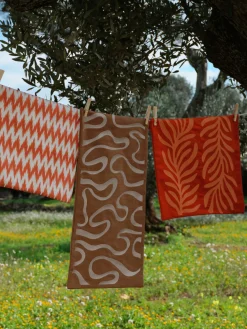 Funda de cojín para exterior con estampado de ondas bordadas Shanti