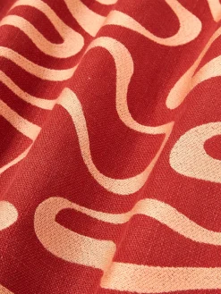 Funda de cojín para exterior con estampado de ondas bordadas Shanti