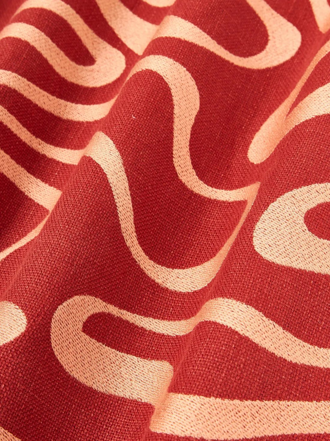 Funda de cojín para exterior con estampado de ondas bordadas Shanti