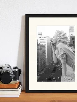 Impresión digital enmarcada Marilyn At The Ambassador Hotel New York