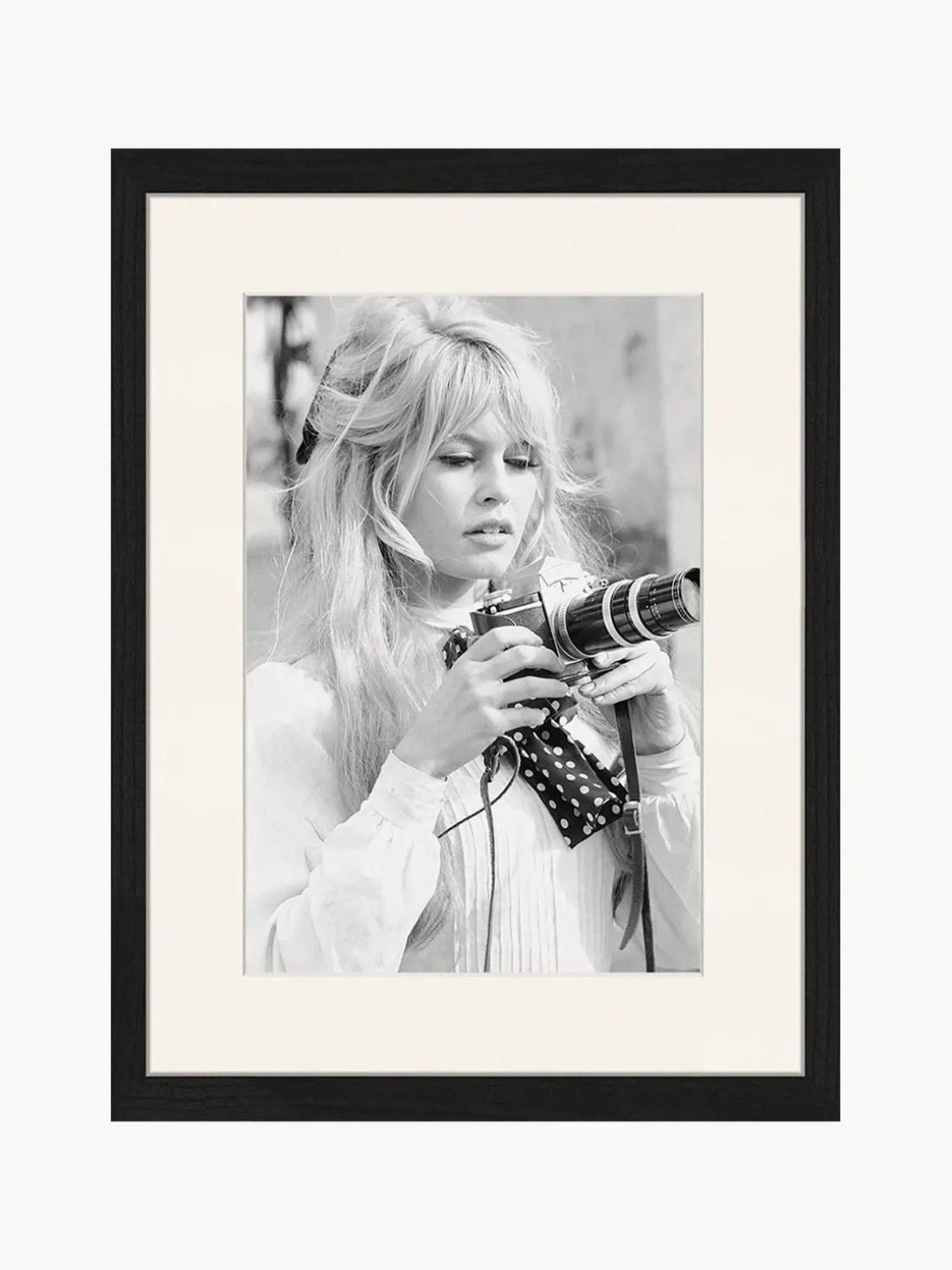 Impresión digital enmarcada Brigitte With Her Camera