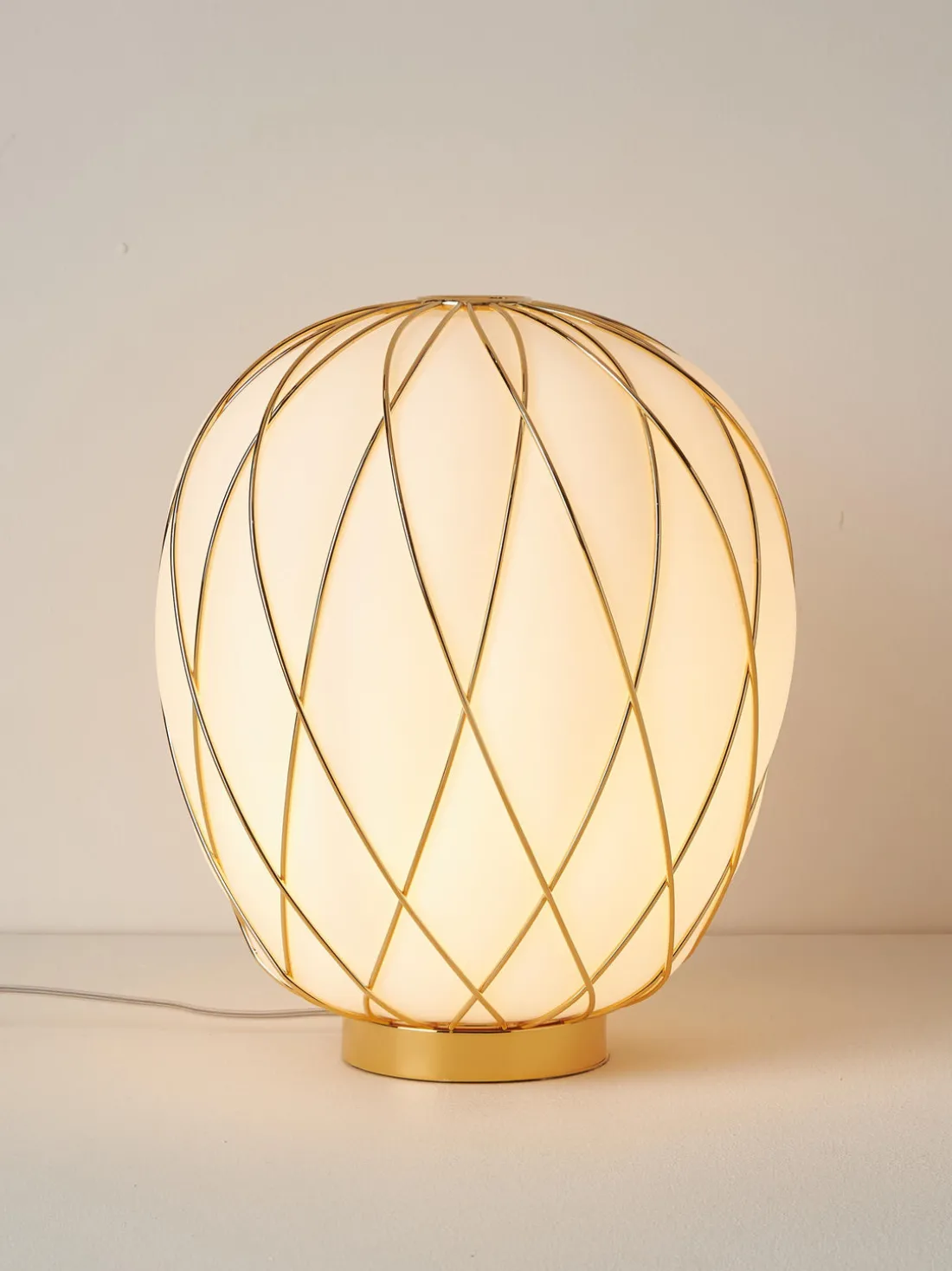 Lámpara de mesa artesanal Pinecone