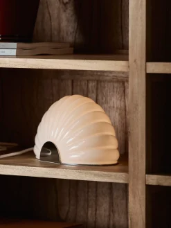 Lámpara de mesa con acabado cromado Chia